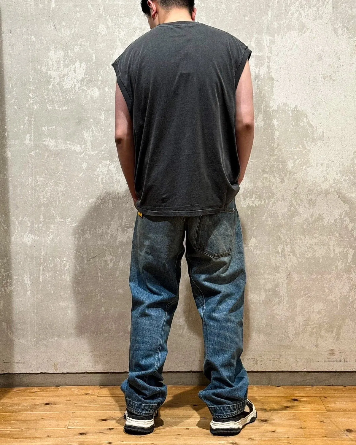 GALLERY DEPT. AUGI SLEEVELESS TEE/VINTAGE BLACK/NAVY/WHT English pocket sleeveless vest TEE Washed black/navy blue/white S-XL Same as the original version Super comfortable summer brushed lightweight material No sense of comfort on the upper body Loose and crisp fit Comfortable and breathable